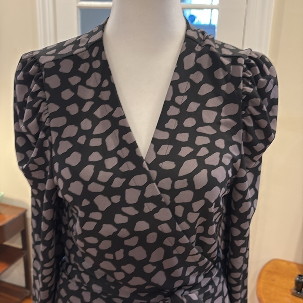 Ann Taylor Black and Gray Wrap Dress V-Neck Long Sleeve. Size 6 - Picture 2 of 9